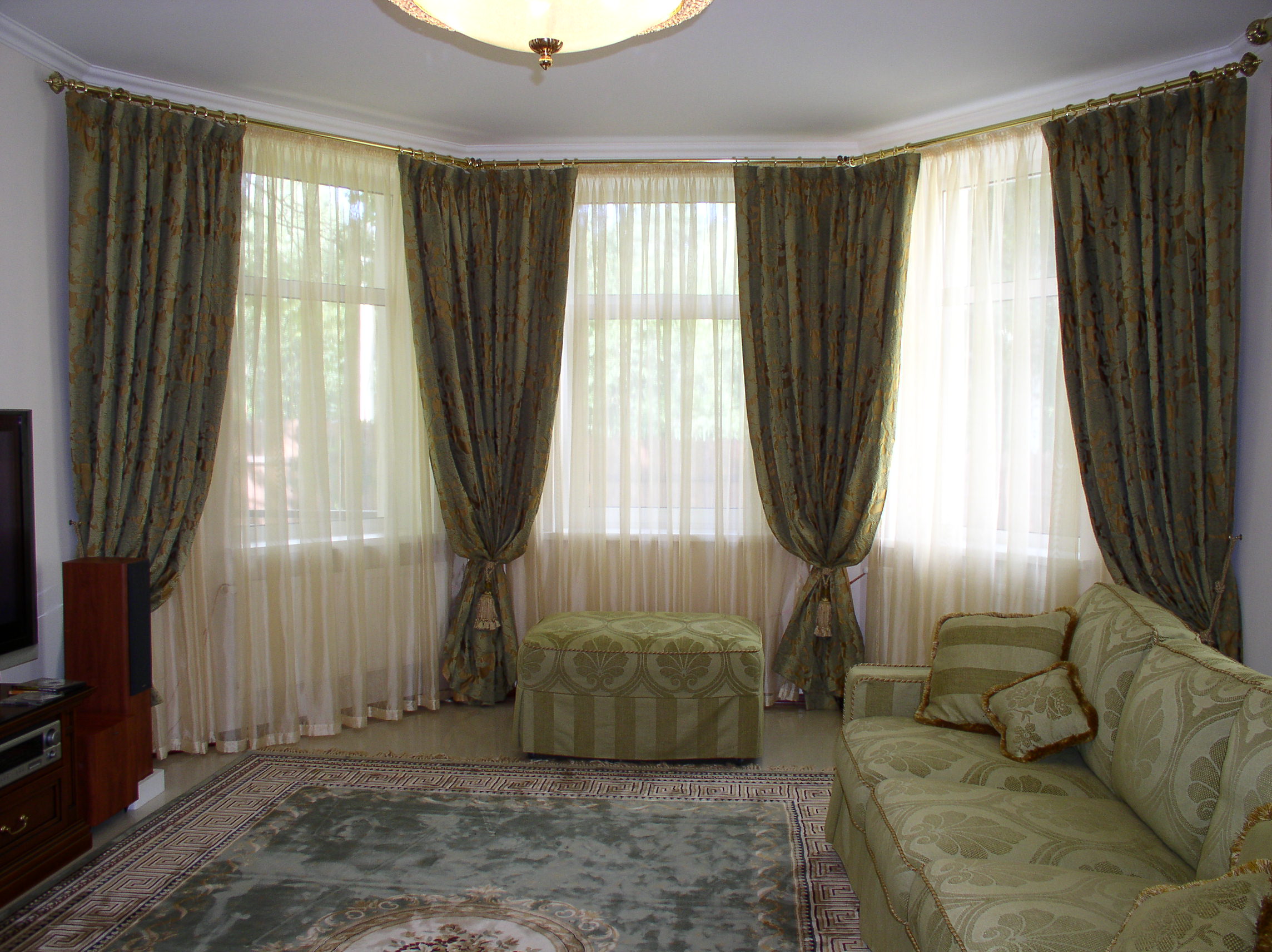 шторы в гостиную с эркером в современном стиле