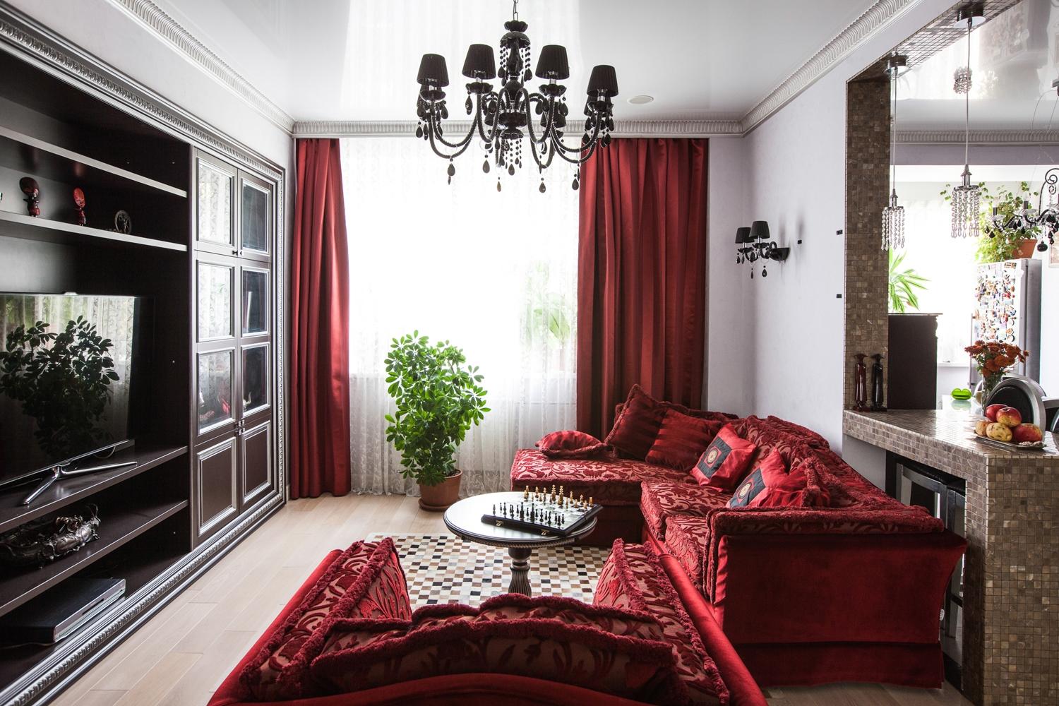 красные шторы в интерьере гостиной фото