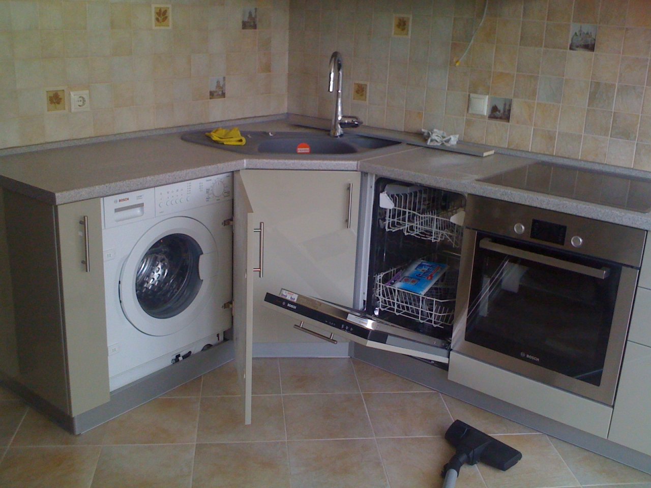 фото кухни со стиральной машиной под столешницей