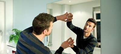 Как закрепить зеркало на стене