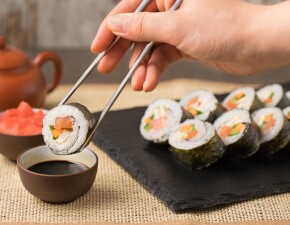 Как научиться есть палочками для суши
