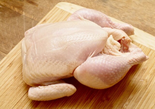 Размораживаем курицу в микроволновке или без нее