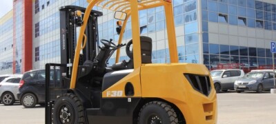 Необычные применения вилочных погрузчиков вне склада: от парков до фестивалей
