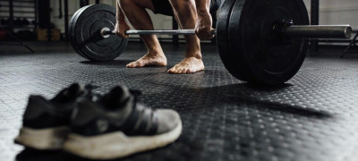 Босиком по резине: почему кроссовки не обязательны и когда это опасно