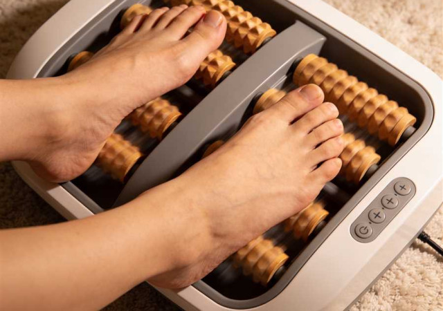 Лучшие массажёры для ног – роликовые и с подогревом