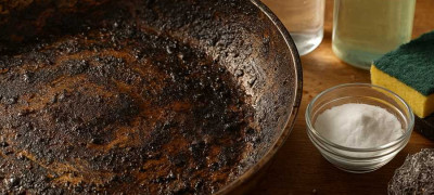 Чем почистить сковороду от застарелого жира