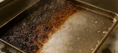 Как отмыть противень от пригоревшего жира