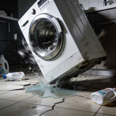 Почему стиральная машина вибрирует и прыгает при отжиме