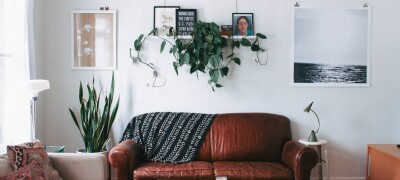 Оформление стены над диваном