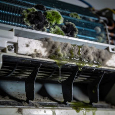 Почему кондиционер издаёт неприятный запах при включении