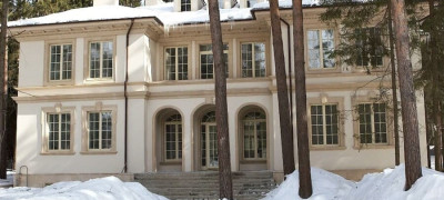 Фасадный декор частного дома зимой: особенности отделки и защиты