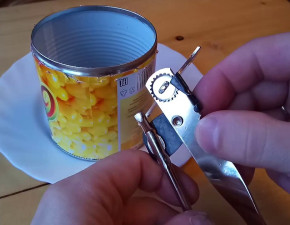 Открываем банки с помощью открывалки и без нее