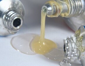 Чем и как правильно отмыть суперклей