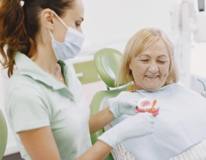 Имплантация зубов при заболеваниях десен: можно ли провести операцию?