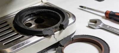 Почему кофемашина течёт снизу – ремонт уплотнителей