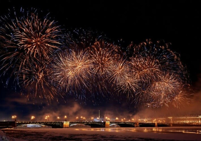 План новогодней ночи для занятых хозяек: домашние дела днём, экскурсия по СПб ночью