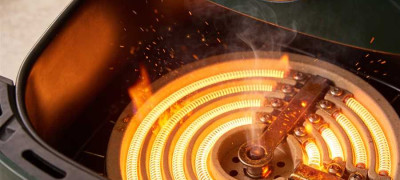 Почему аэрогриль дымит при первом включении