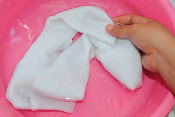 До того как начать стирать светлые, но загрязненные носки, их на 3 часа замачивают в приготовленном заранее средстве