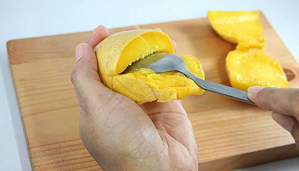 как чистить манго ложкой