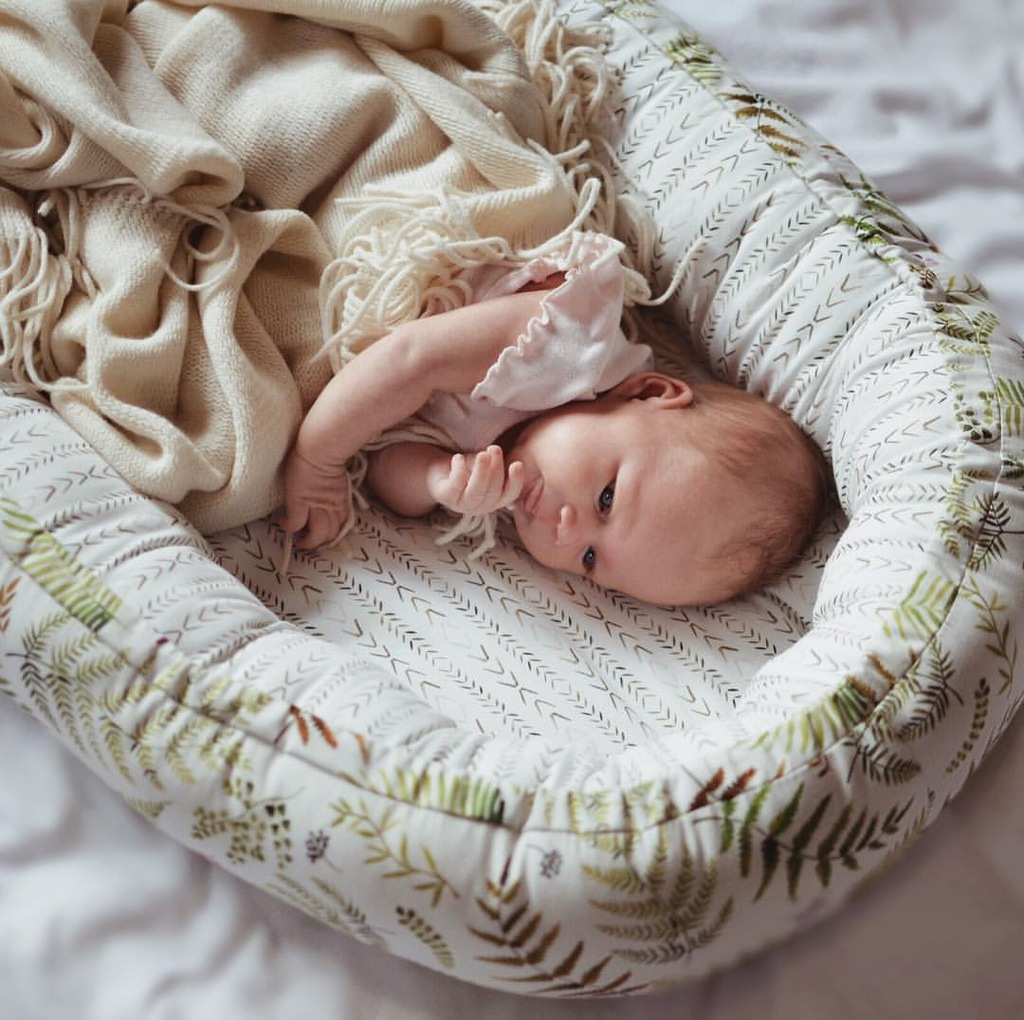 Можно ребенку спать в коконе. Кокон для новорожденных. Кокон в кроватку для новорожденных. Кокон гнездышко для новорожденных. Гнездо кокон для недоношенных.