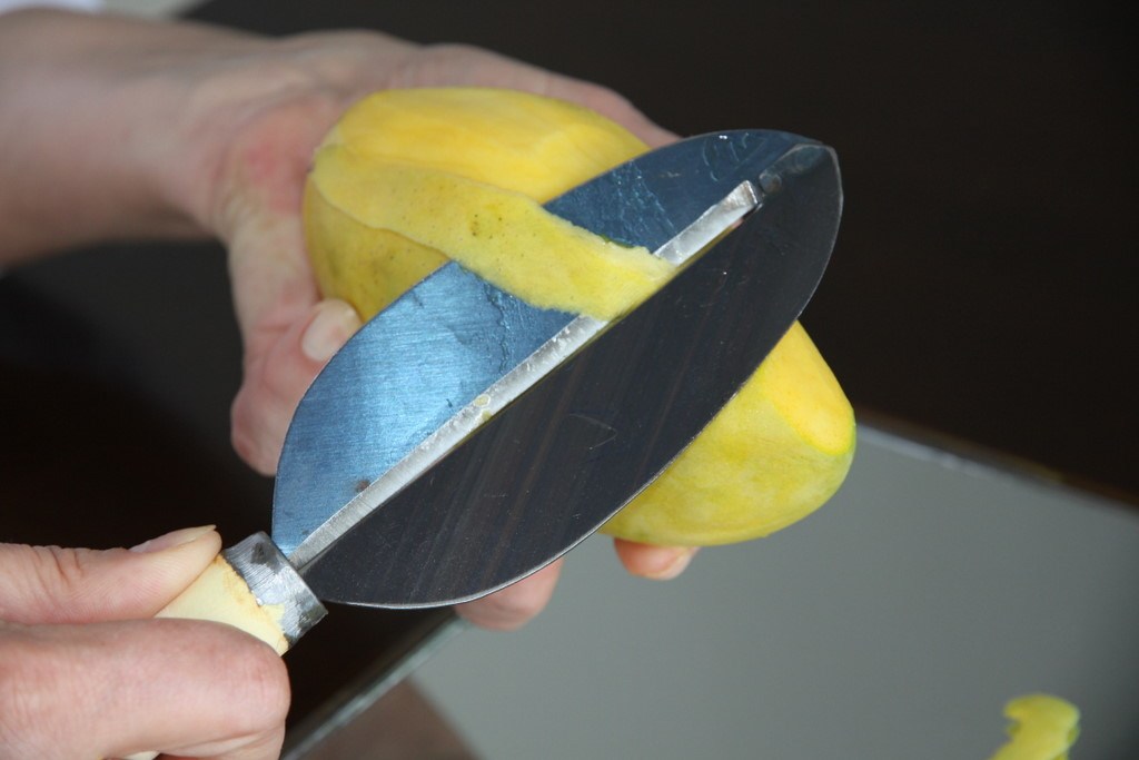чистка манго от кожуры
