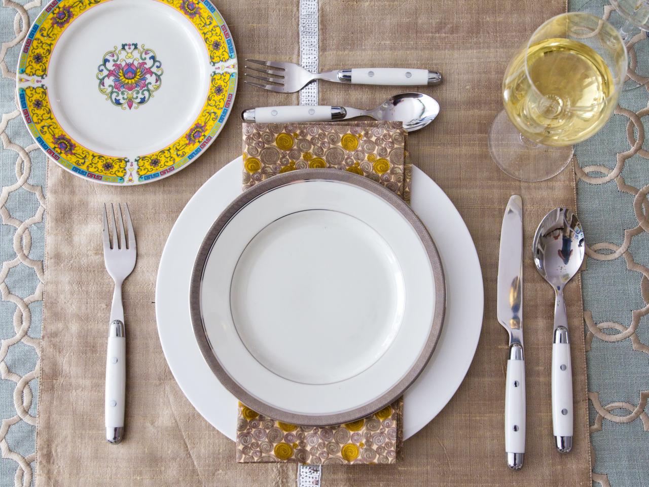 Ставить тарелку на стол. Сервировка стола к ужину. Сервировка стола к обеду. Красивая посуда на столе. Правильная сервировка стола.