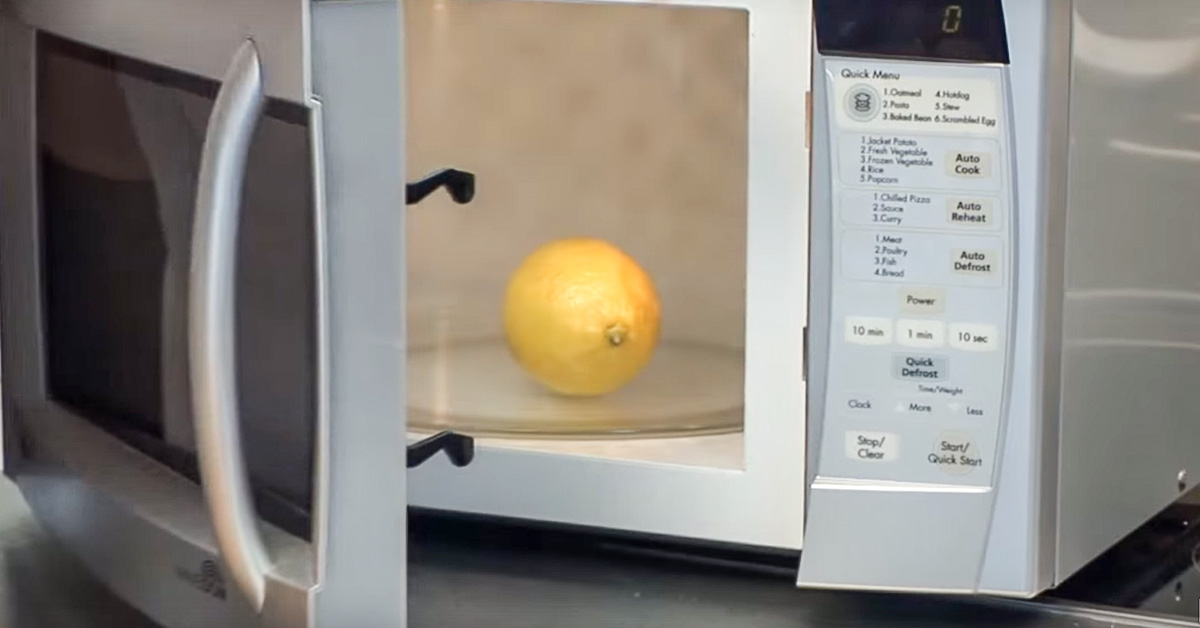Можно бумагу в микроволновке. Лимон в микроволновке. Апельсин в микроволновку. Микроволновка и лимон. Лимонный сок в микроволновке.