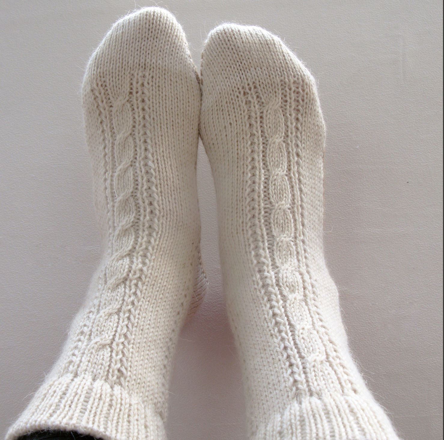 Белые вязаные носки