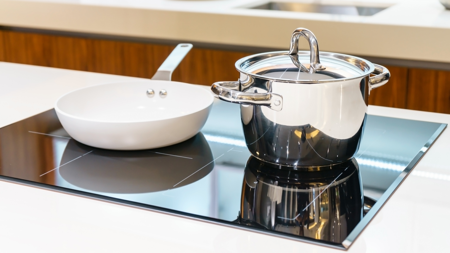 Какой материал посуды для индукционной плиты. Посуда подходящая для индукционных плит LG 3054. Посуда для индукционной панели. Специальная посуда для индукционных плит. Посуда для кухни для индукционной плиты.
