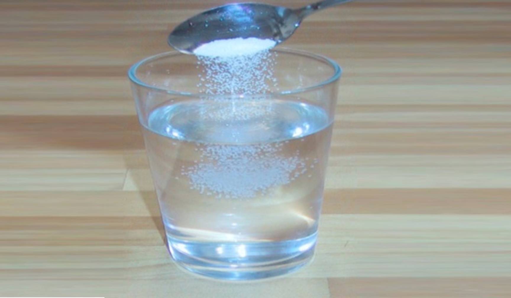 В горячей воде сахар растворяется быстрее. Растворение в стакан воды. Растворение в воде. Соленая вода в стакане. Стакан воды с солью.