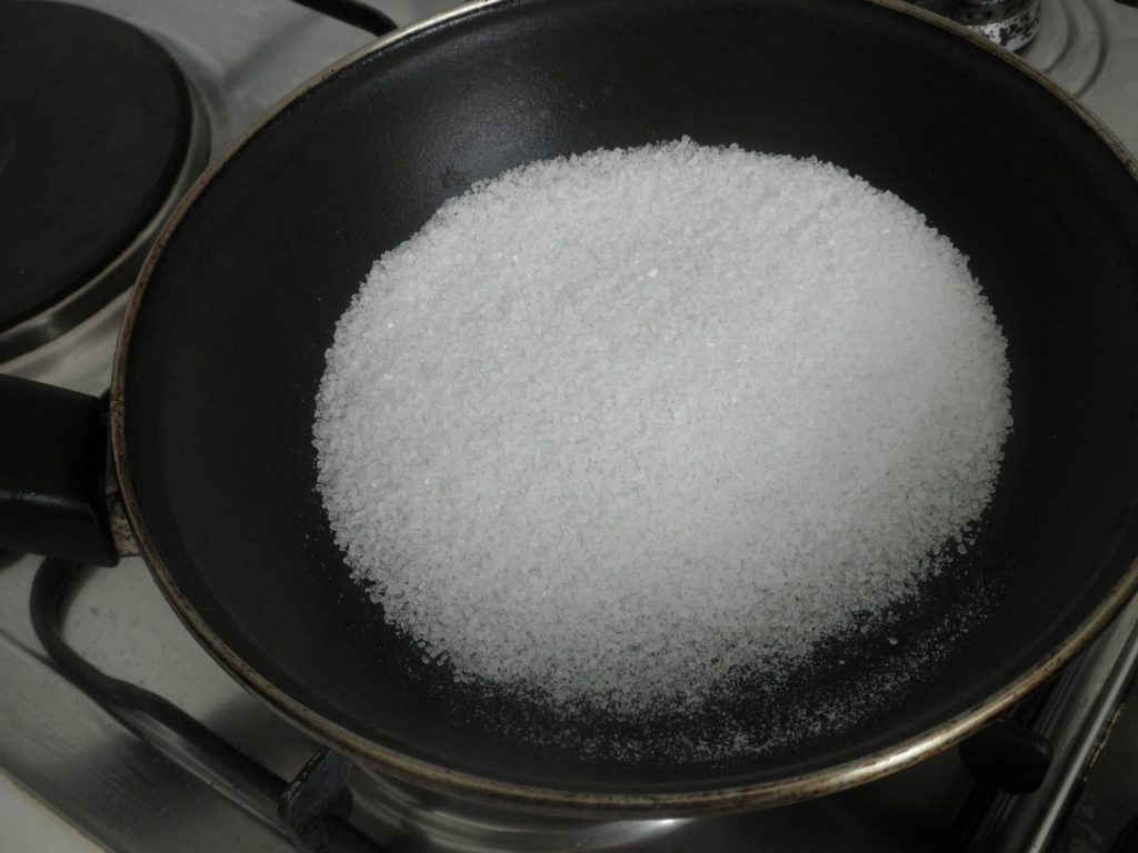 очистить сковороду солью