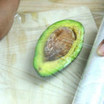 авокадо в пленке