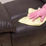 чистка дивана из кожи