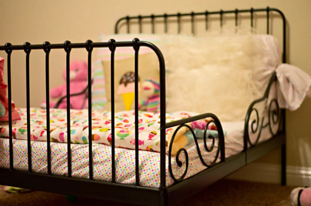 металлическая детская кровать с бортиками от 2 лет