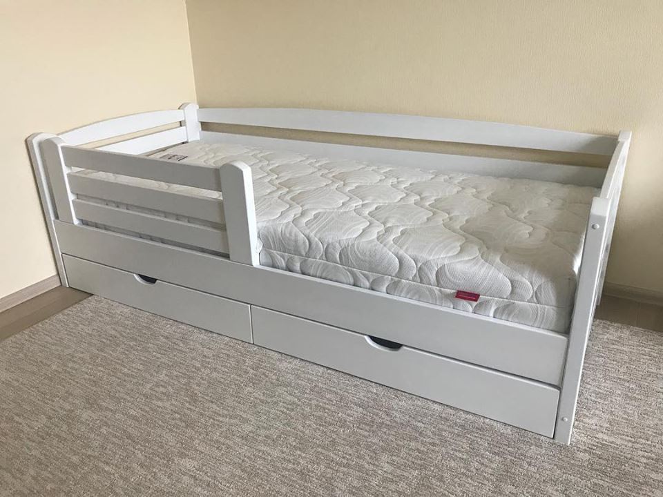 Кровать с бортиком и матрасом. Детская кровать с бортиком. Бортики для кровати. Детские кроватки с бортами. Кровать детская от 3 лет с бортиками.
