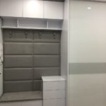 дизайн шкафа-купе серый для прихожей