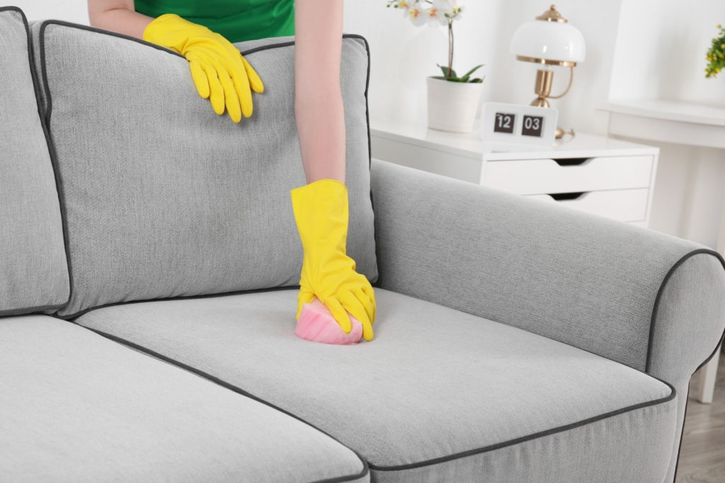 Очистить диван в домашних условиях от пятен и разводов