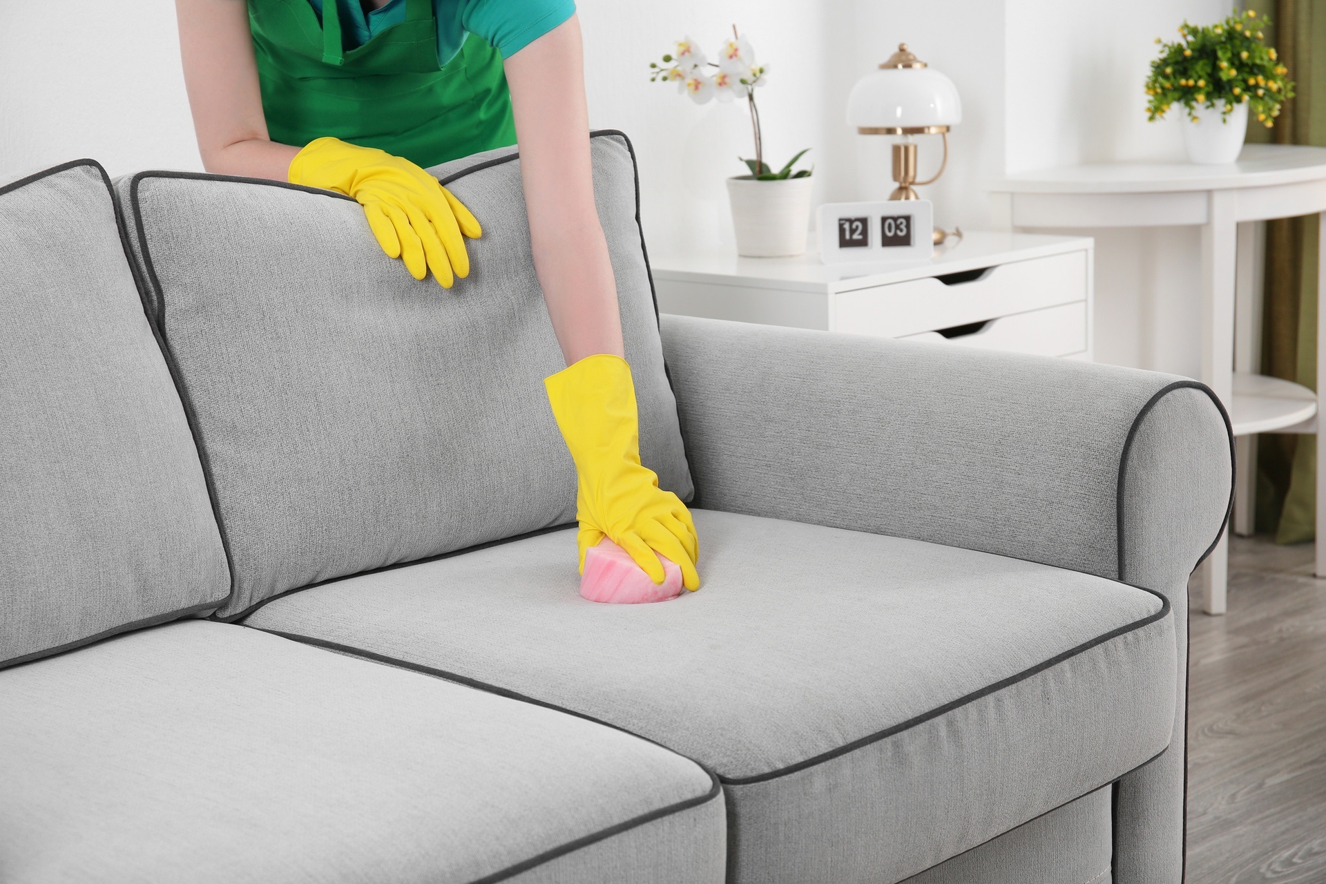 как почистить мягкую мебель в перчатках