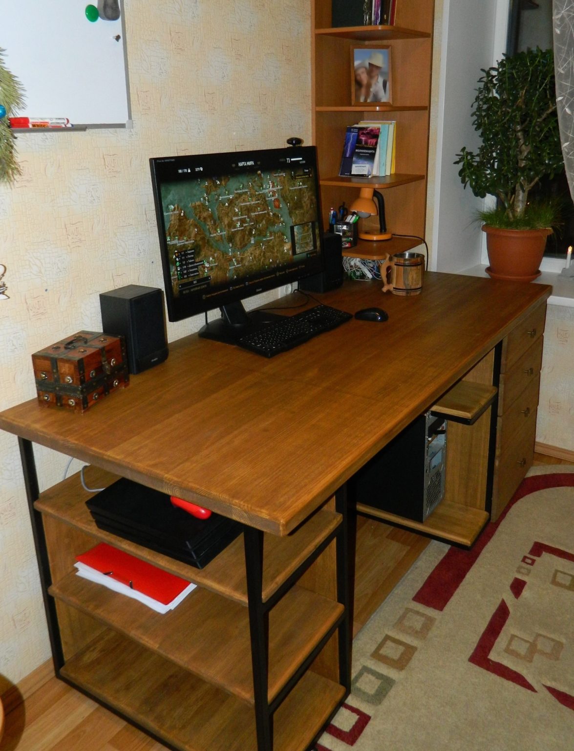 Письменный стол из дерева для школьника с ящиками