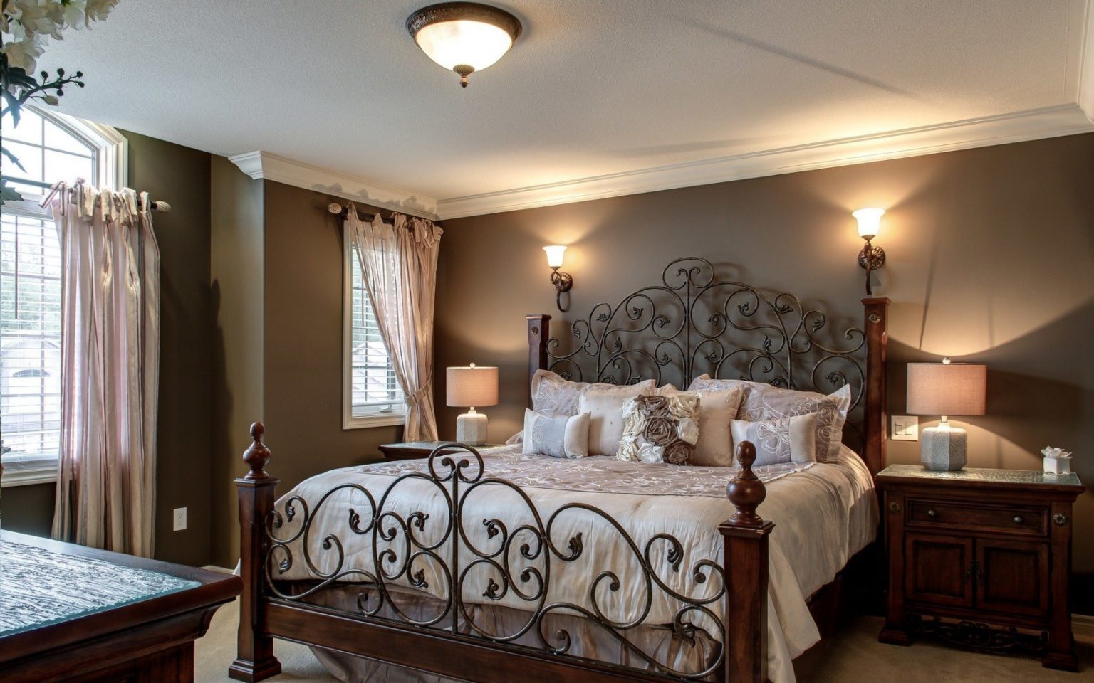 Кованые кровати и фото в интерьере спальни: как сделать с красивой .