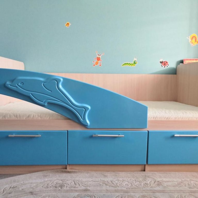 Двухъярусная кровать с дельфином