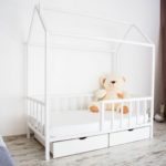 кровать-домик для детей белый с медведем