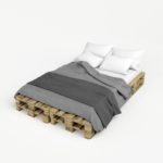 кровать из поддонов с серым одеялом