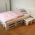 кровать из поддонов розовая