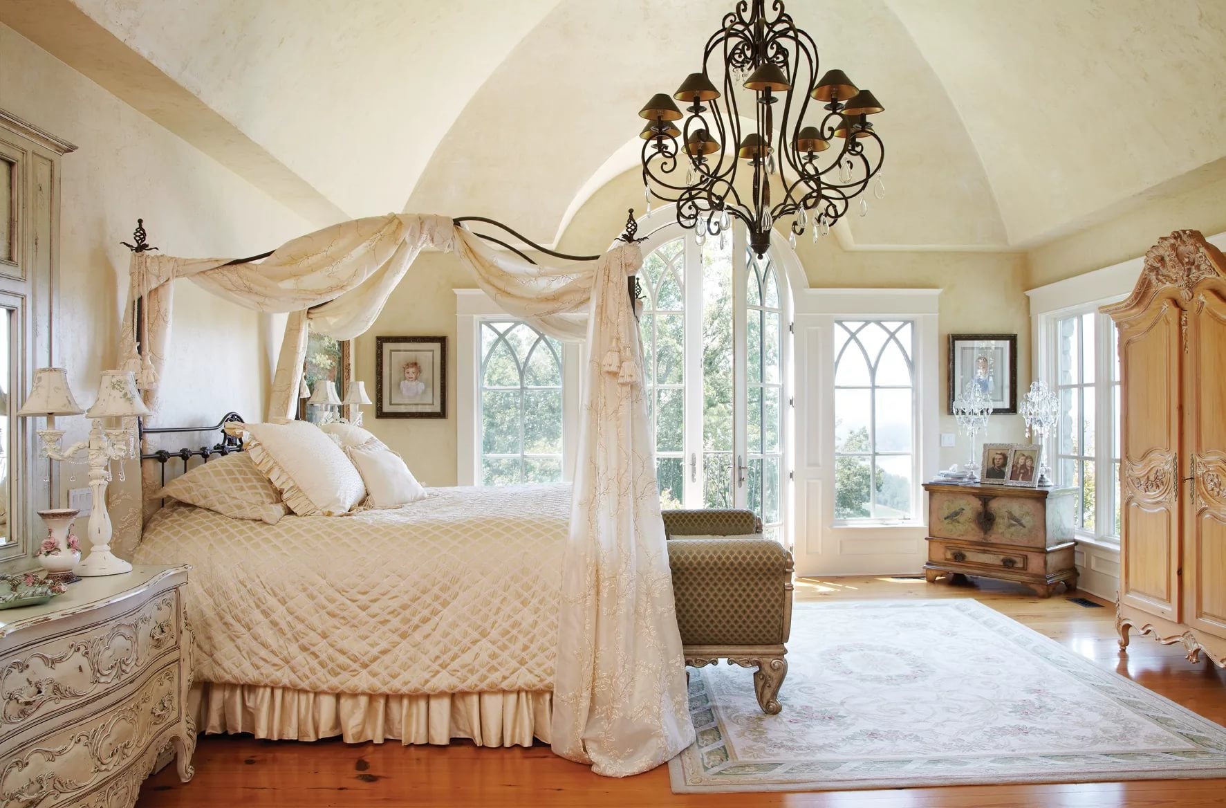 Красивая спальня с балдахином