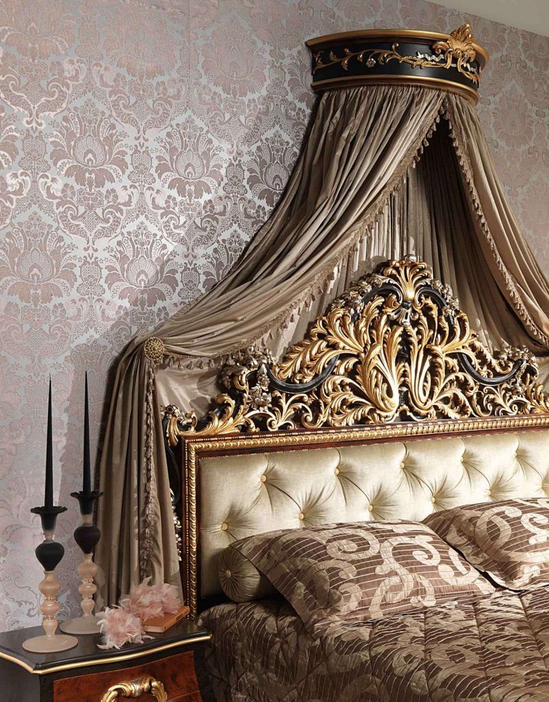 кровать с балдахином в стиле барокко