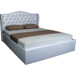кровать с подъемным механизмом с коричневыми подушками
