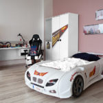красивая кровать-машина для мальчика белого цвета