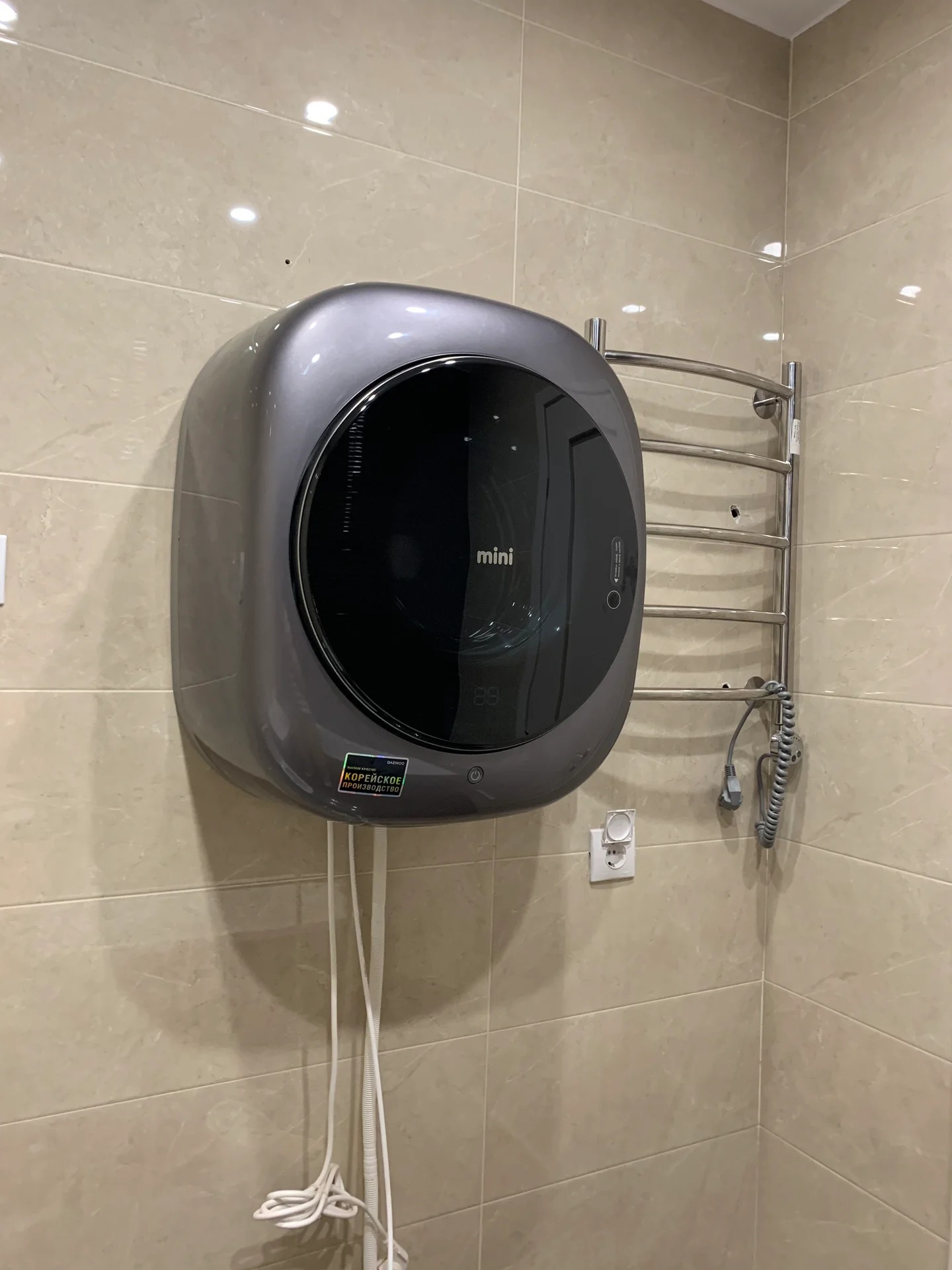 настенная стиральная машина в интерьере ванной