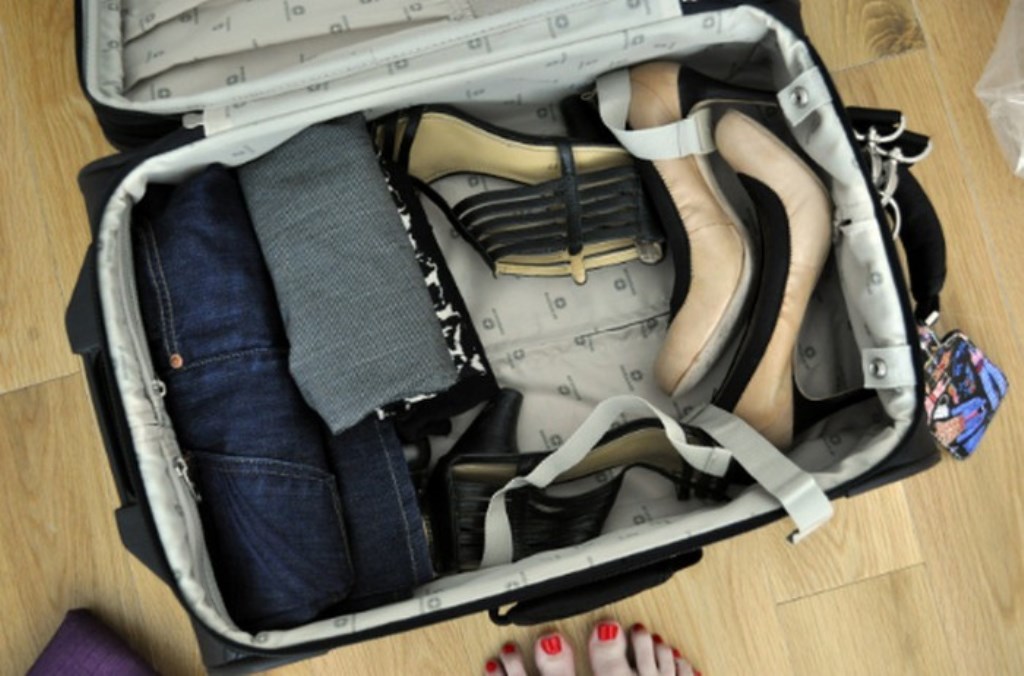 обувь в чемодане
